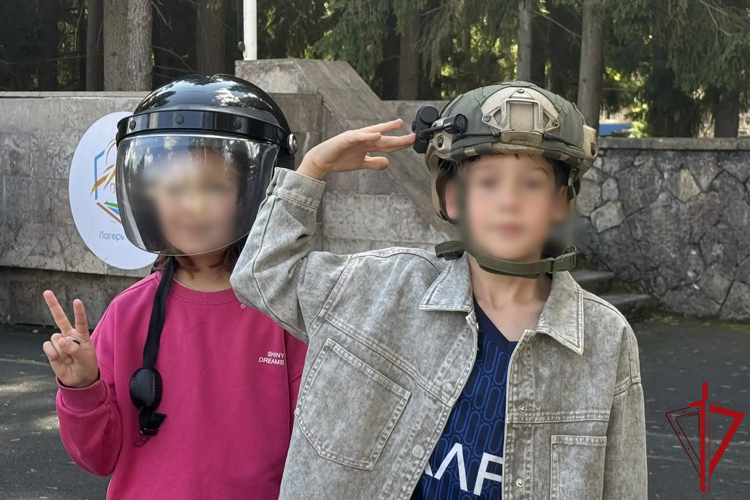 В Петербурге сотрудники Росгвардии провели уроки безопасности для детей в одном из летних лагерей