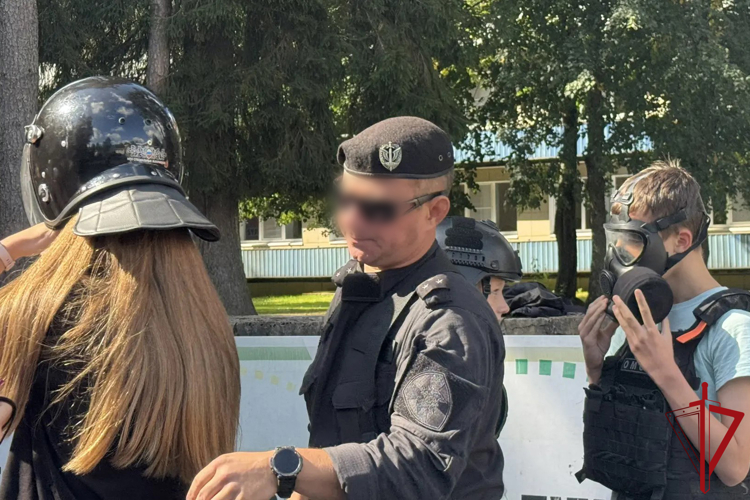 В Петербурге сотрудники Росгвардии провели уроки безопасности для детей в одном из летних лагерей