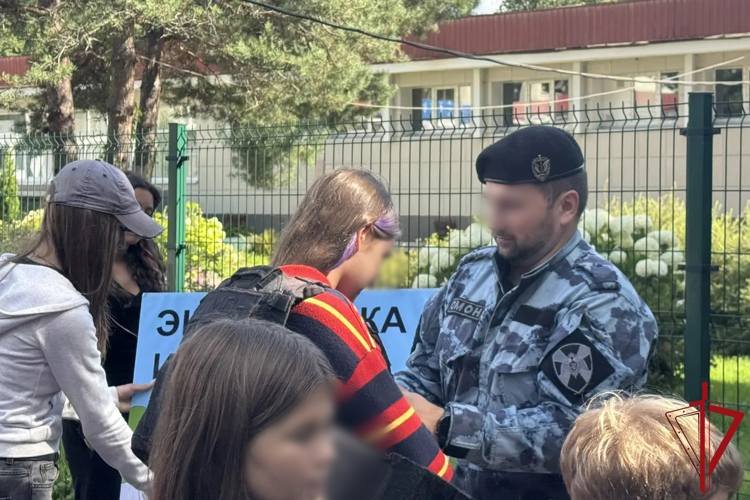 В Петербурге сотрудники Росгвардии провели уроки безопасности для детей в одном из летних лагерей