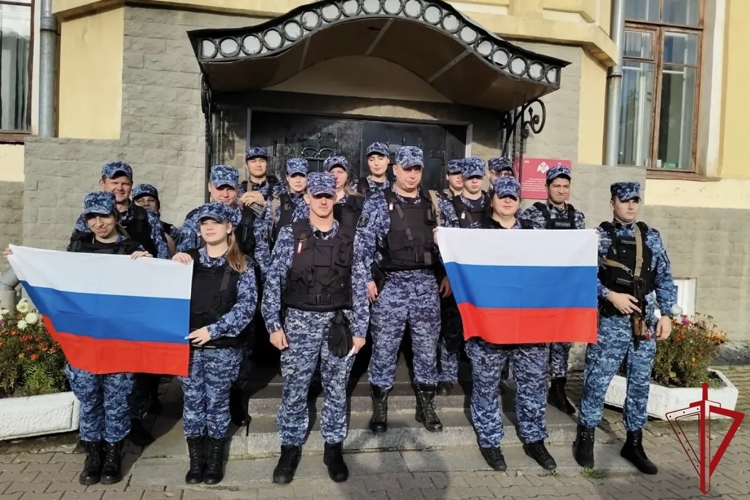 Петербургские росгвардейцы присоединились к празднованию Дня Государственного флага Российской Федерации