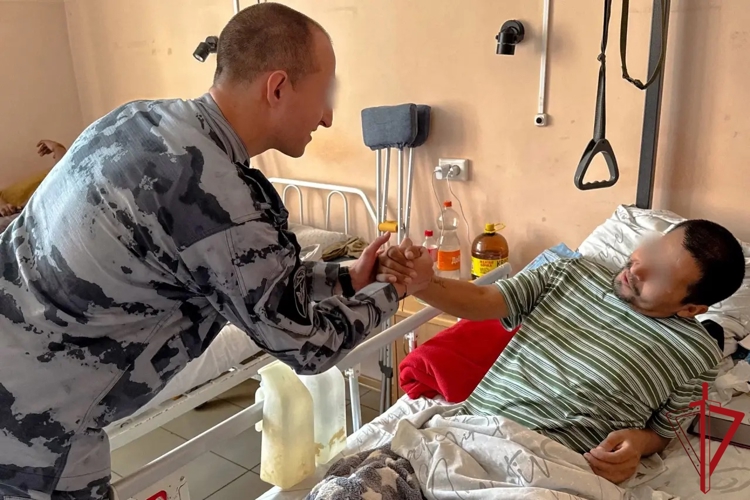 Сотрудники петербургского ОМОН посетили раненых бойцов в Александровской больнице