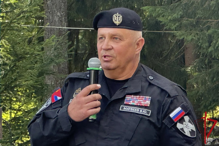 В Петербурге сотрудники Росгвардии провели уроки безопасности для детей в одном из летних лагерей