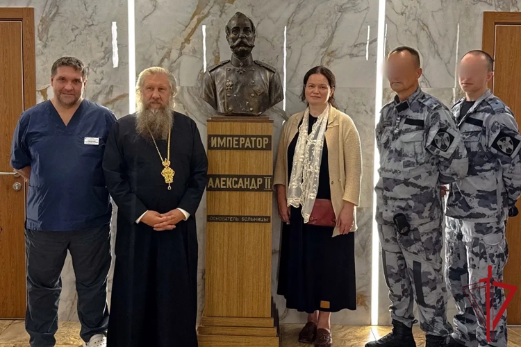 Сотрудники петербургского ОМОН посетили раненых бойцов в Александровской больнице