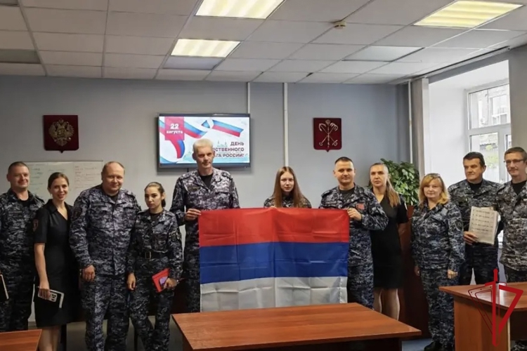 Петербургские росгвардейцы присоединились к празднованию Дня Государственного флага Российской Федерации