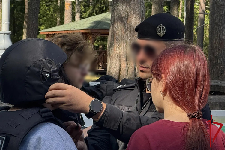 В Петербурге сотрудники Росгвардии провели уроки безопасности для детей в одном из летних лагерей