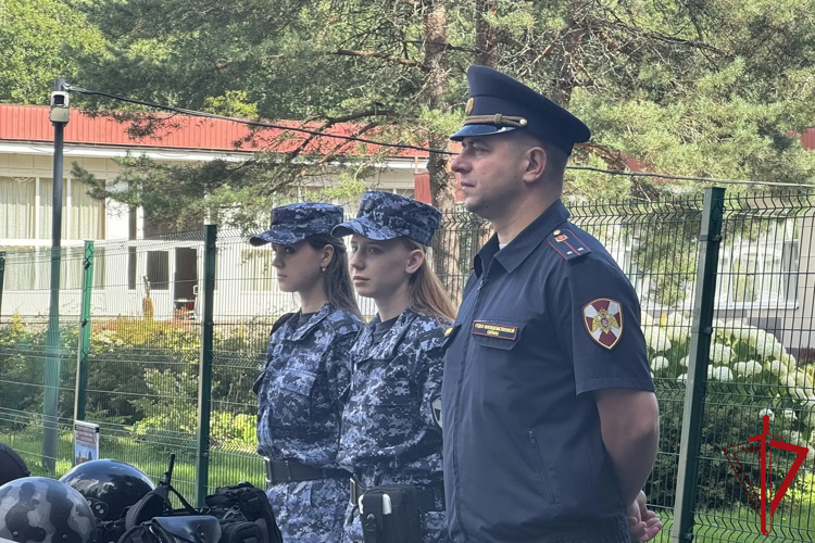 В Петербурге сотрудники Росгвардии провели уроки безопасности для детей в одном из летних лагерей