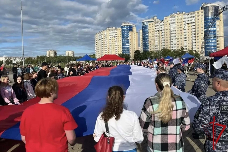 Росгвардейцы приняли участие в праздновании Дня Государственного флага в Санкт-Петербурге и Ленинградской области