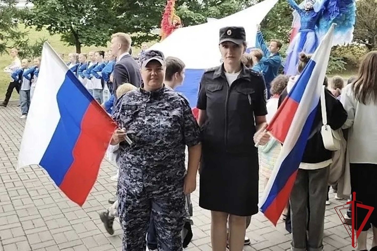 Росгвардейцы приняли участие в праздновании Дня Государственного флага в Санкт-Петербурге и Ленинградской области