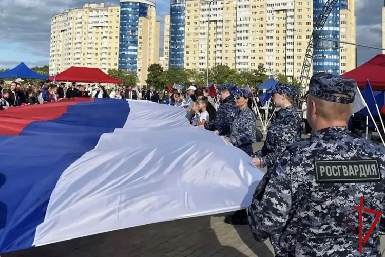 Росгвардейцы приняли участие в праздновании Дня Государственного флага в Санкт-Петербурге и Ленинградской области