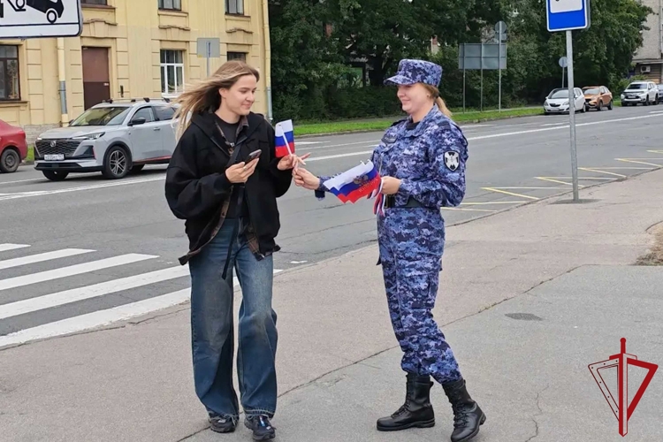В Санкт-Петербурге сотрудники Росгвардии провели мероприятия ко Дню Государственного флага РФ