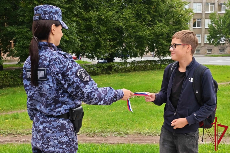 В Санкт-Петербурге сотрудники Росгвардии провели мероприятия ко Дню Государственного флага РФ