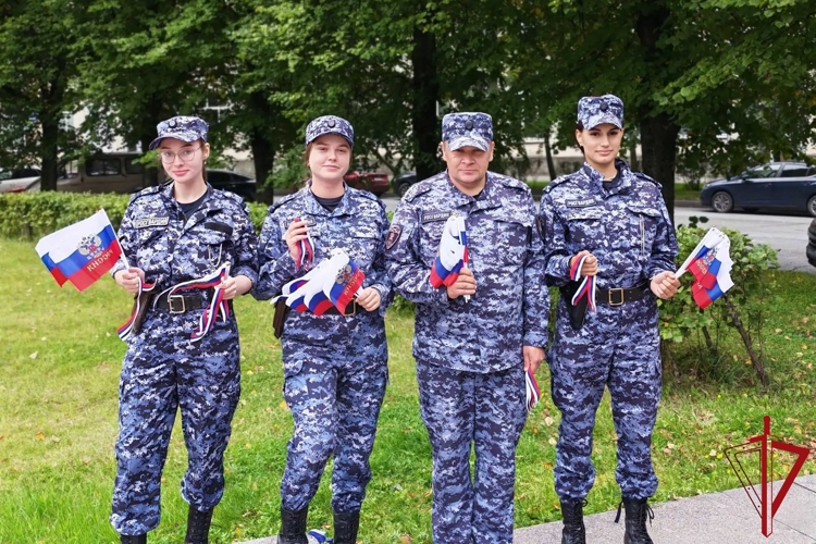 В Санкт-Петербурге сотрудники Росгвардии провели мероприятия ко Дню Государственного флага РФ
