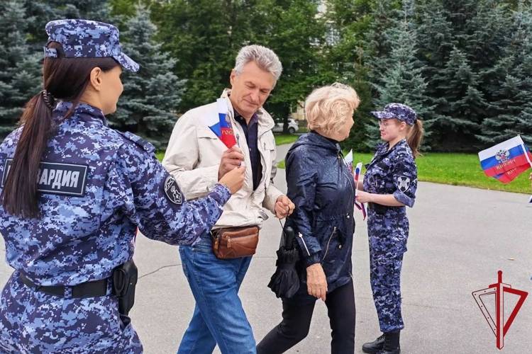 В Санкт-Петербурге сотрудники Росгвардии провели мероприятия ко Дню Государственного флага РФ