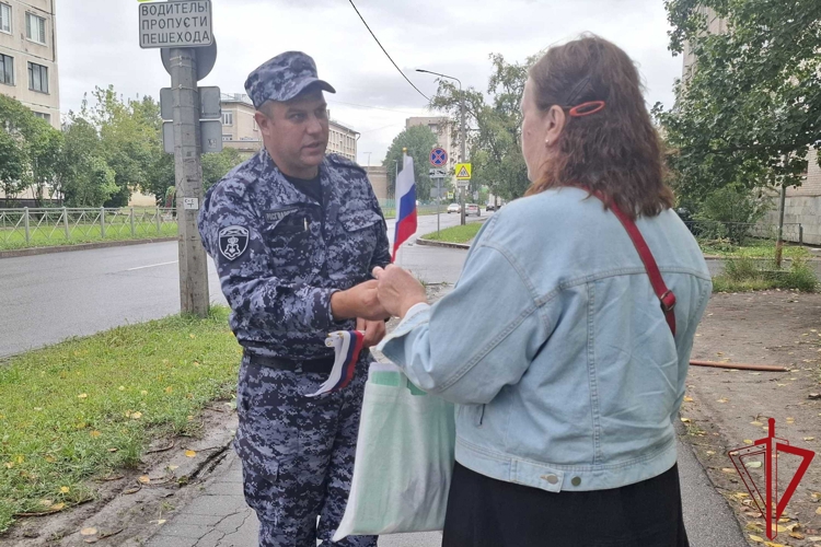 В Санкт-Петербурге сотрудники Росгвардии провели мероприятия ко Дню Государственного флага РФ