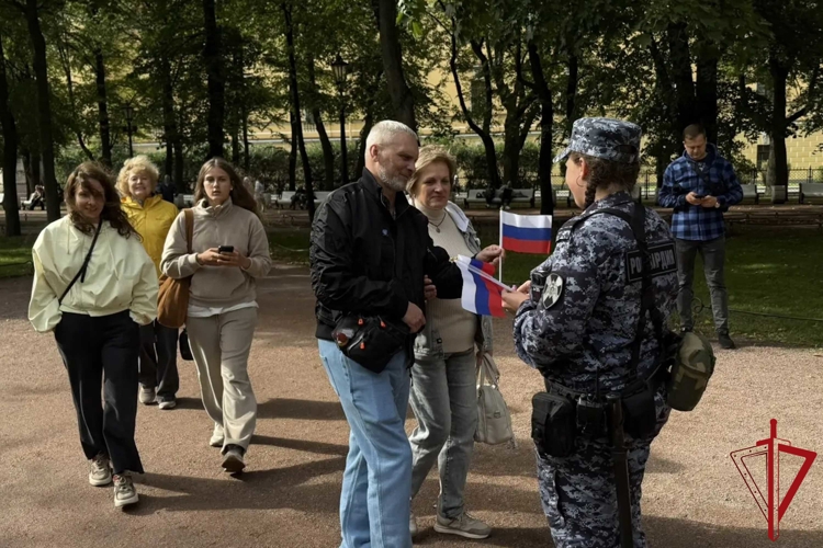 В Санкт-Петербурге сотрудники Росгвардии провели мероприятия ко Дню Государственного флага РФ