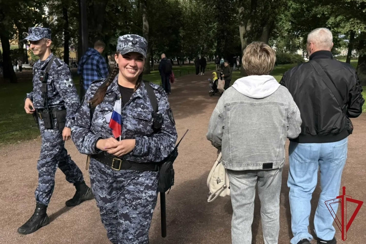 В Санкт-Петербурге сотрудники Росгвардии провели мероприятия ко Дню Государственного флага РФ