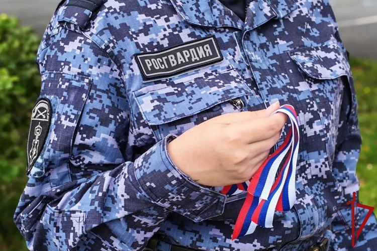 В Санкт-Петербурге сотрудники Росгвардии провели мероприятия ко Дню Государственного флага РФ