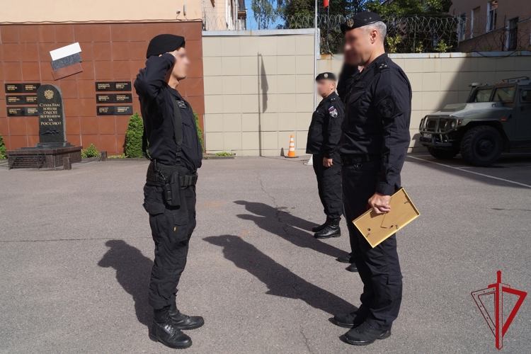 В петербургском ОМОН Росгвардии состоялось торжественное мероприятие ко Дню Государственного флага Российской Федерации