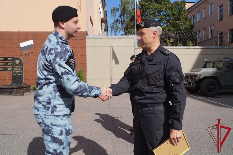 В петербургском ОМОН Росгвардии состоялось торжественное мероприятие ко Дню Государственного флага Российской Федерации