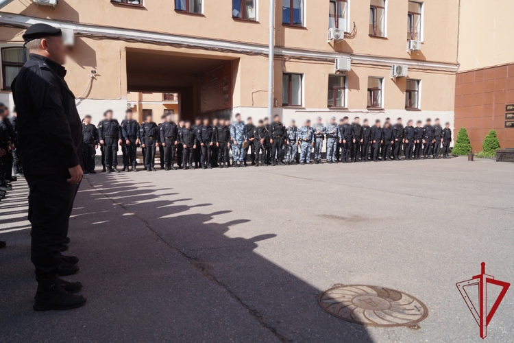 В петербургском ОМОН Росгвардии состоялось торжественное мероприятие ко Дню Государственного флага Российской Федерации