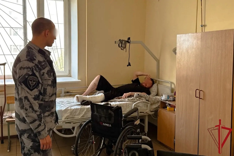 Сотрудники петербургского ОМОН посетили раненых бойцов в Александровской больнице