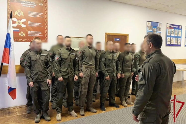 Петербургские росгвардейцы присоединились к празднованию Дня Государственного флага Российской Федерации