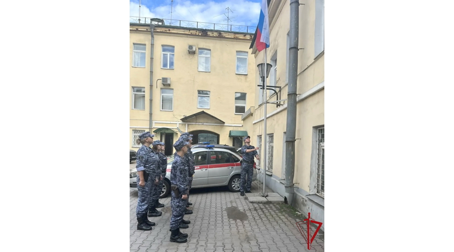 Петербургские росгвардейцы присоединились к празднованию Дня Государственного флага Российской Федерации