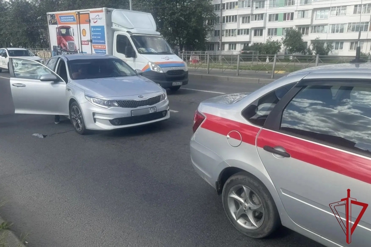 Во Фрунзенском районе росгвардейцы обнаружили объявленный в розыск автомобиль и задержали водителя, подозреваемого в краже из строительного магазина