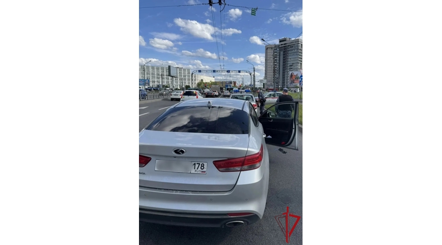 Во Фрунзенском районе росгвардейцы обнаружили объявленный в розыск автомобиль и задержали водителя, подозреваемого в краже из строительного магазина