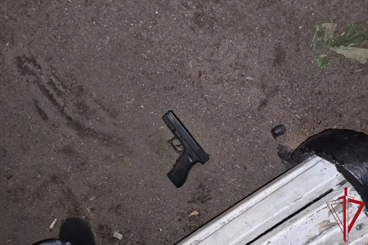В Центральном районе росгвардейцы задержали хулигана, пугавшего пневматическим пистолетом граждан в сквере напротив Казанского собора