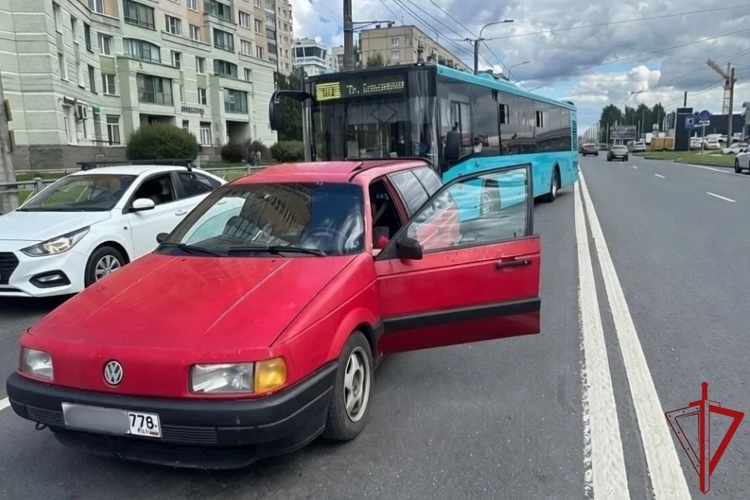 Петербургские росгвардейцы обнаружили объявленный в розыск автомобиль, ранее использовавшийся при совершении кражи в Ленобласти