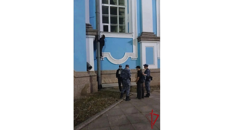 В Санкт-Петербурге росгвардейцы пресекли попытку руферов подняться на крышу одного из городских соборов