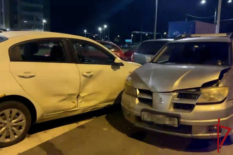 В Красногвардейском районе наряд вневедомственной охраны задержал нетрезвого водителя иномарки, врезавшегося в припаркованные автомобили