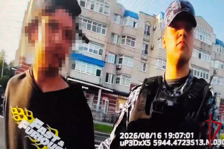 В Колпино росгвардейцы задержали вандала, рисовавшего на остановке общественного транспорта