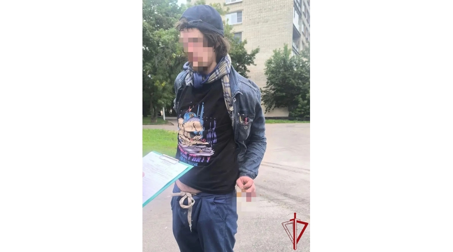 В Кировском районе росгвардейцы задержали вооруженного топором хулигана, повредившего автобусную остановку