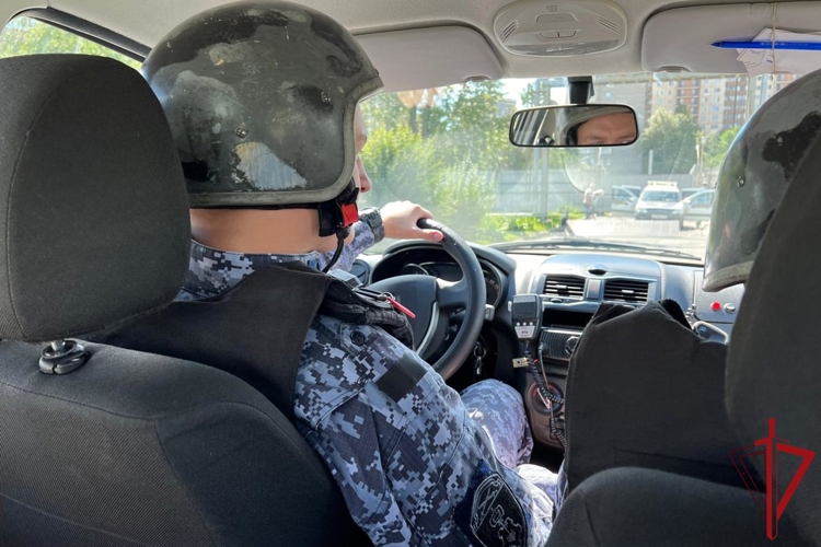 В Тихвине сотрудники Росгвардии задержали подозреваемого в проникновении в ПВЗ одного из маркетплейсов