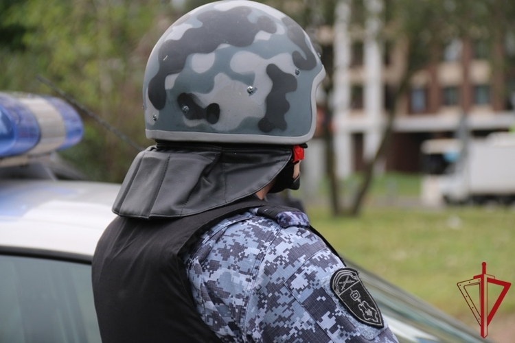 В Кингисеппе наряд Росгвардии задержал правонарушителя, выстрелившего из пускового устройства в другого мужчину