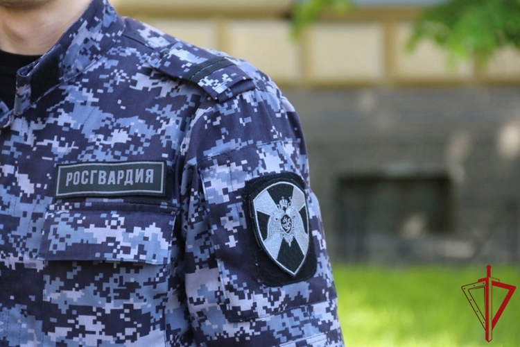 В Выборге сотрудники Росгвардии оперативно задержали правонарушителей, угрожавших ножом мужчине