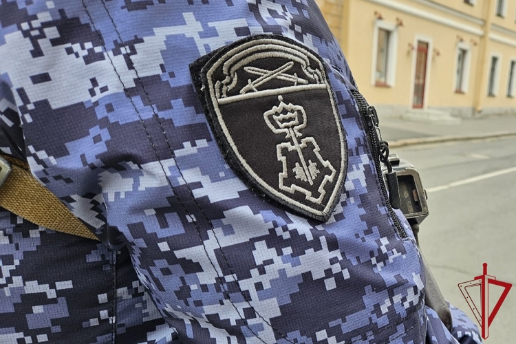 В Центральном районе наряд Росгвардии задержал вора-рецидивиста, укравшего сумку у посетителя фастфуда