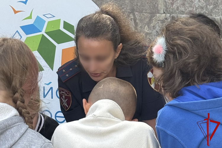 В Петербурге сотрудники Росгвардии провели уроки безопасности для детей в одном из летних лагерей