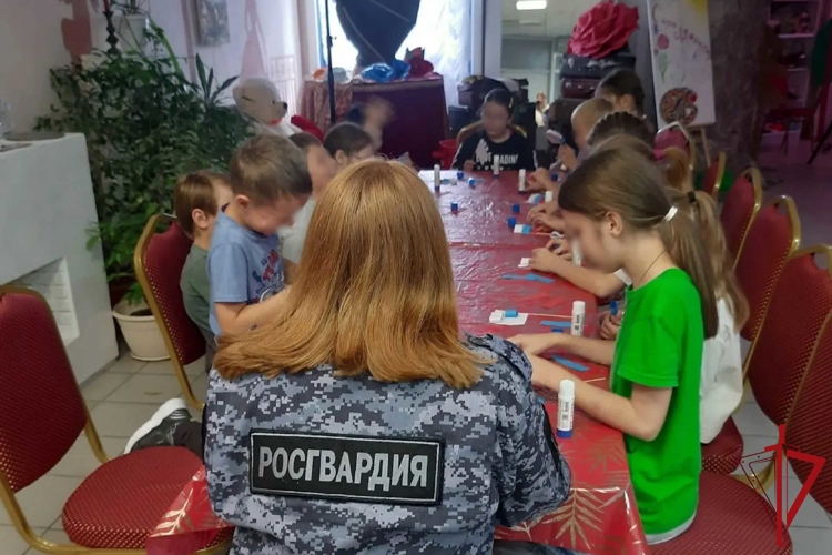 В Киришах росгвардейцы провели для воспитанников детского лагеря мероприятие ко Дню Государственного флага РФ