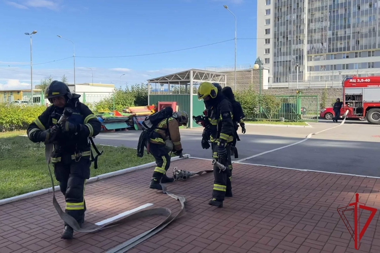 В Санкт-Петербурге и Ленинградской области сотрудники Росгвардии приняли участие во всероссийских учениях, прошедших на территории образовательных учреждений