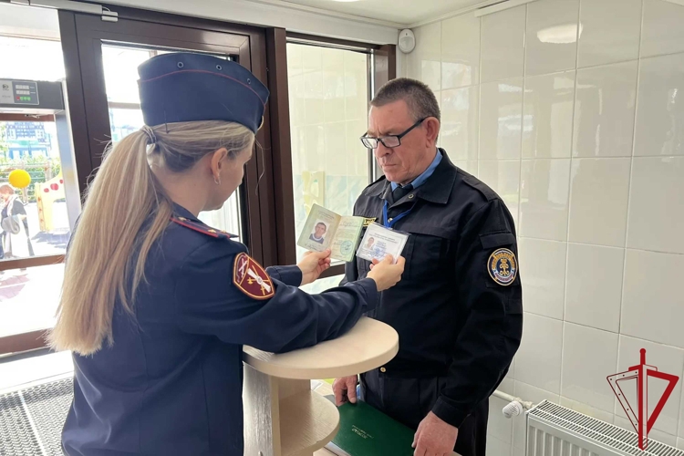 В Санкт-Петербурге и Ленинградской области сотрудники Росгвардии приняли участие во всероссийских учениях, прошедших на территории образовательных учреждений