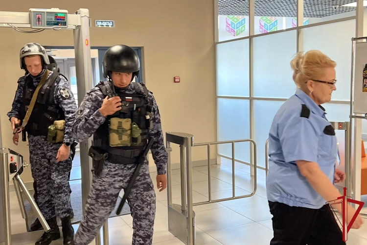 В Санкт-Петербурге и Ленинградской области сотрудники Росгвардии приняли участие во всероссийских учениях, прошедших на территории образовательных учреждений