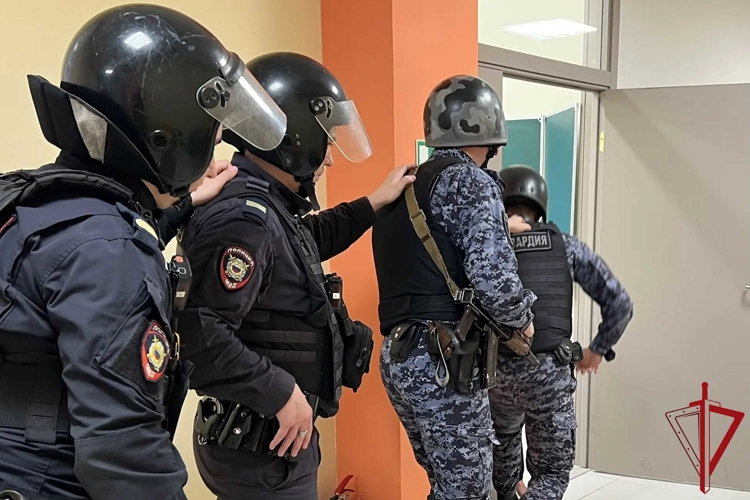 В Санкт-Петербурге и Ленинградской области сотрудники Росгвардии приняли участие во всероссийских учениях, прошедших на территории образовательных учреждений
