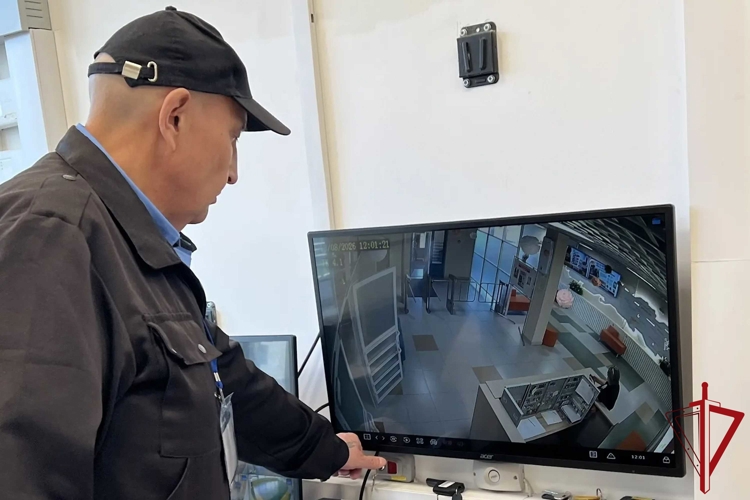 В Санкт-Петербурге и Ленинградской области сотрудники Росгвардии приняли участие во всероссийских учениях, прошедших на территории образовательных учреждений