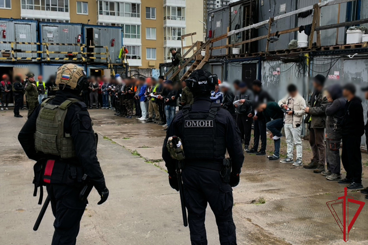 В Санкт-Петербурге сотрудники ОМОН Росгвардии оказали содействие военному следствию и военной полиции в проведении рейда