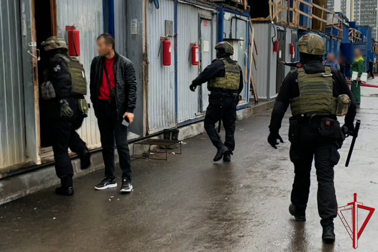 В Санкт-Петербурге сотрудники ОМОН Росгвардии оказали содействие военному следствию и военной полиции в проведении рейда