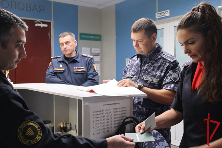 В Санкт-Петербурге сотрудники Росгвардии проверяют объекты образования в преддверии нового учебного года
