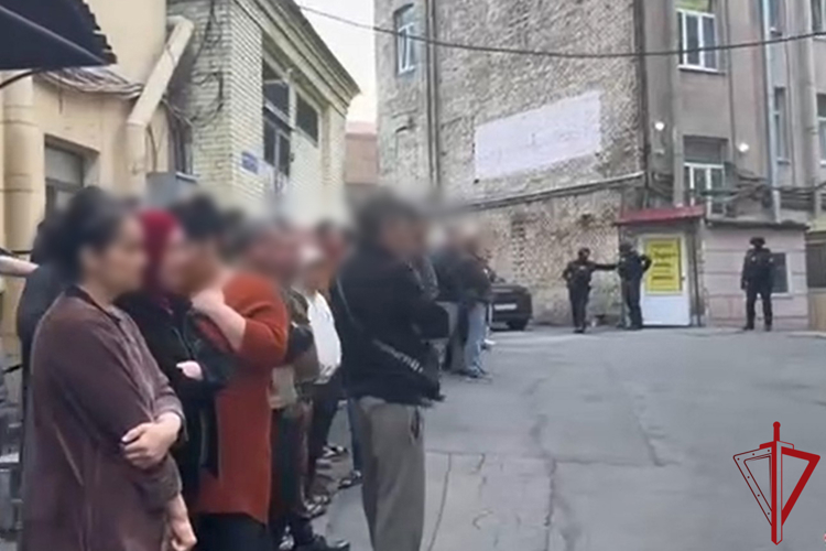 В Адмиралтейском районе при содействии сотрудников ОМОН Росгвардии прошел масштабный рейд по проверке соблюдения миграционного законодательства